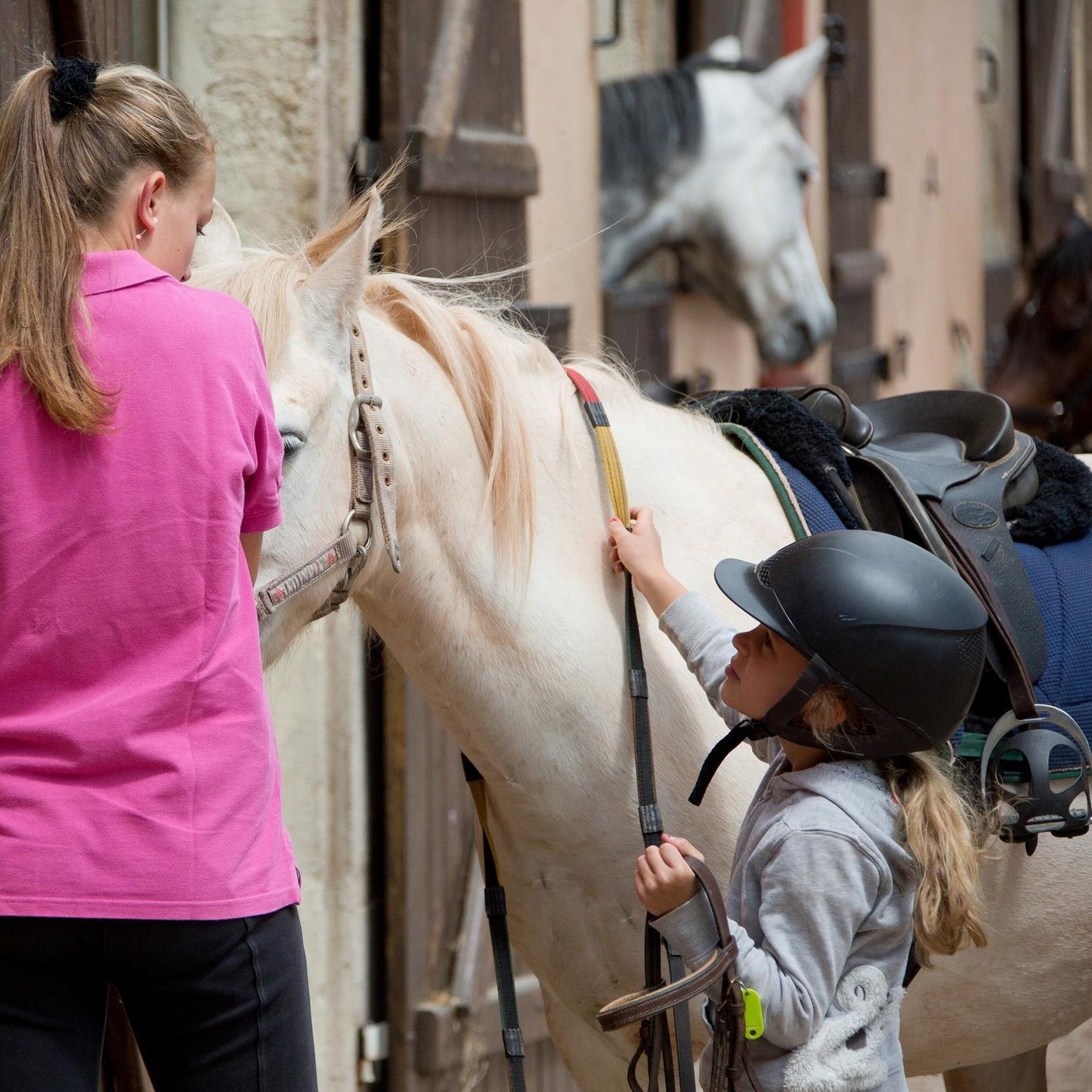 Promenade familiale poney en main dans le parc du Château d'Ygrande