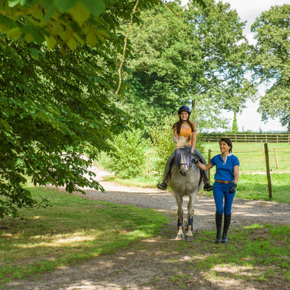 Promenade familiale poney en main dans le parc du Château d'Ygrande